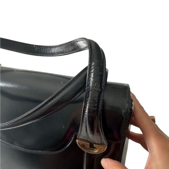 Gucci Elegant Black Shoulder Bag with Gold Details - Picture 11 of 15